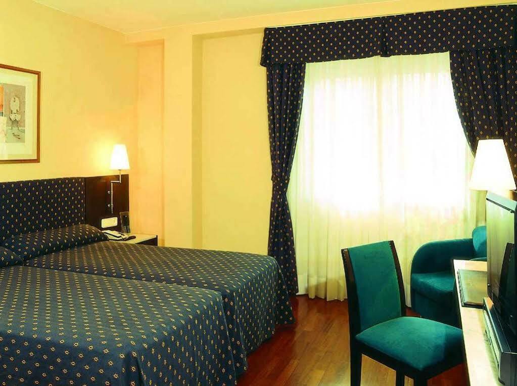 Nh Sport Hotel Zaragoza Ruang foto